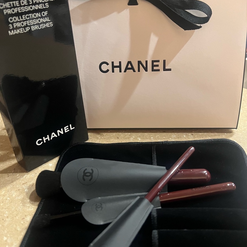 Chanel Les Pinceaux Rouge Noir Brush Set